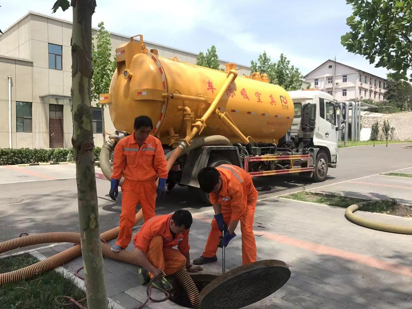 文水管道疏通车停在窨井附近